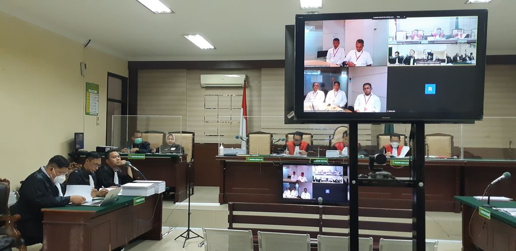 Sidang perdana lima kepala dinas penyuap Bupati Bangkalan Abdul Latif Imron di Tipikor Surabaya, Selasa (28/2/2023). Suap diberikan untuk mendapatkan jabatan.