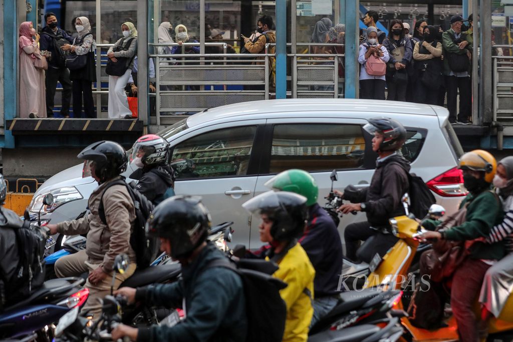 Calon penumpang menunggu bus Transjakarta di Halte Transjakarta Duren Tiga, Jakarta, Senin (21/8/2023). 
