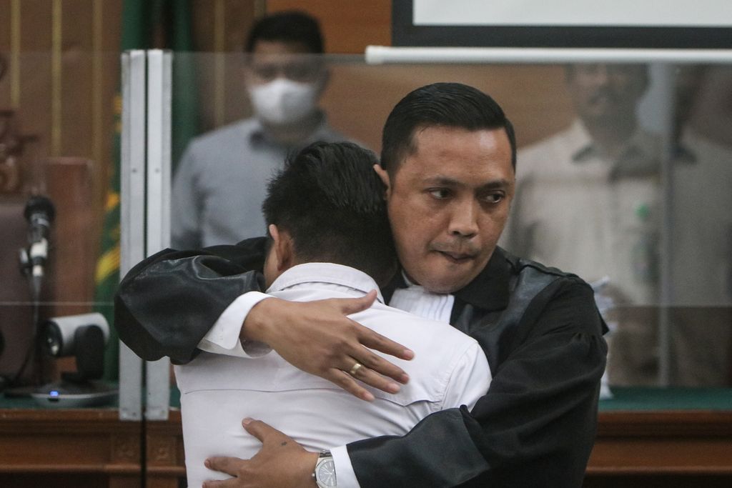 Terdakwa Richard Eliezer atau Bharada E memeluk kuasa hukumnya, Ronny Talapessy, setelah pembacaan tuntutan di Pengadilan Negeri Jakarta Selatan, Rabu (18/1/2023). 