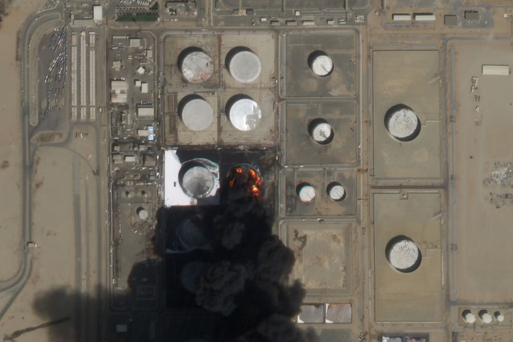 Foto citra satelit dari Planet PBC ini memperlihatkan api yang masih melanda fasilitas minyak Aramco Saudi, menyusul serangan kelompok Houthi dari Yaman, Sabtu (26/3/2022).