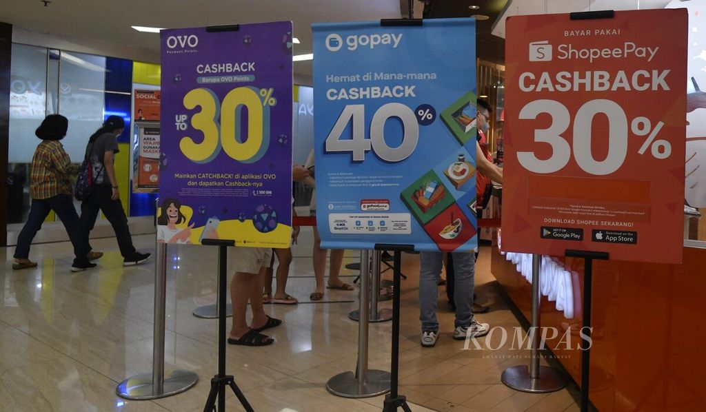 Tawaran imbal tunai (<i>cashback</i>) dari sejumlah layanan pembayaran digital terpasang di depan restoran di salah satu pusat perbelanjaan di Jakarta Barat, Sabtu (29/1/2022). 