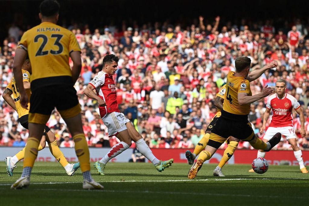 Gelandang Arsenal, Granit Xhaka (tengah), mencetak gol kedua timnya pada laga pekan terakhir Liga Inggris antara Arsenal dan Wolverhampton Wanderers di Stadion Emirates, London, Minggu (28/5/2023).