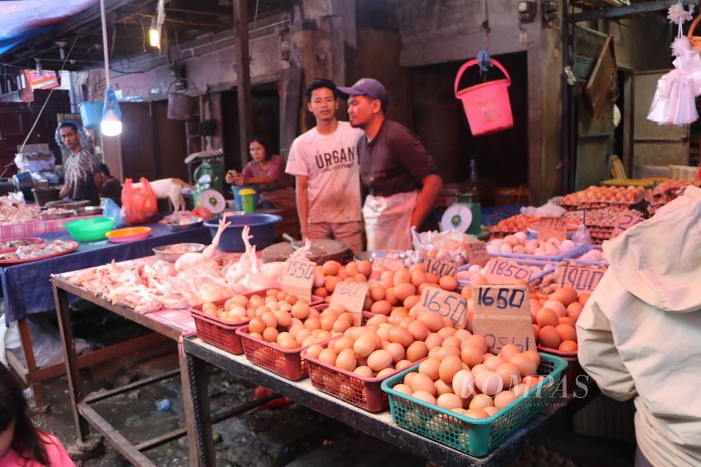 Warga berbelanja kebutuhan pokok di Pasar Sei Sikambing, Medan, Sumatera Utara, Selasa (23/8/2022). Harga kebutuhan pokok, khususnya daging ayam ras, telur, dan cabai merah, naik di Medan. Inflasi di Sumut mencapai 5,61 persen secara tahunan hingga Juni. 