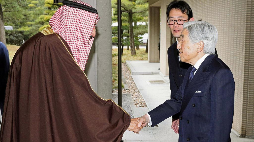 Raja Salman (kiri) disambut Kaisar Akihito menjelang jamuan makan siang di Istana Kekaisaran di Tokyo, Jepang, Selasa (14/3). Raja Salman dan ratusan pemimpin bisnis dari Arab Saudi berada di Jepang untuk meningkatkan kerja sama ekonomi kedua negara.  