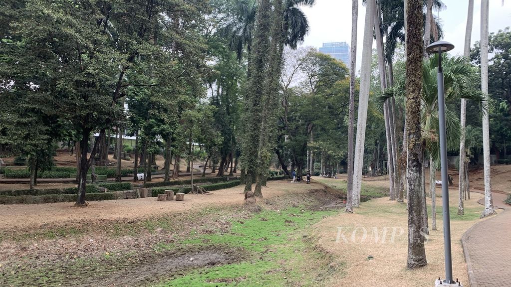 Aktivitas sejumlah pengunjung di Taman Langsat, Kramat Pela, Jakarta Selatan, Kamis (7/9/2023). Sebagian sisi taman ini mengering, seperti area rumput serta danaunya.
