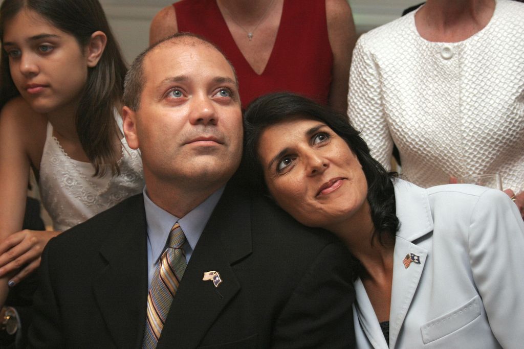 Kandidat Presiden dari Partai Republik, Nikki Haley (kanan), bersama suaminya, Michael Haley, dan anak perempuannya, Rena (kiri), di Hotel Sheraton, Columbia, South Carolina, AS, 22 Juni 2010. 