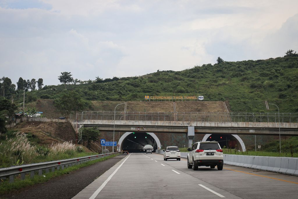 Sejumlah mobil memasuki terowongan kembar di Tol Cisumdawu, Sumedang, Jawa Barat, Sabtu (8/4/2023).