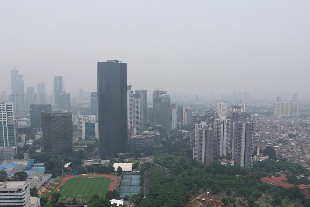 Kondisi langit Jakarta yang diselimuti kabut polusi, Selasa (26/12/2023). Menurut situs IQAir, pada Selasa sekitar pukul 12.00, nilai indeks kualitas udara di Jakarta adalah 167 atau dalam kondisi tidak sehat. Libur hari raya dan cuti bersama ternyata tidak mampu mengurangi tingginya tingkat polusi di Jakarta.