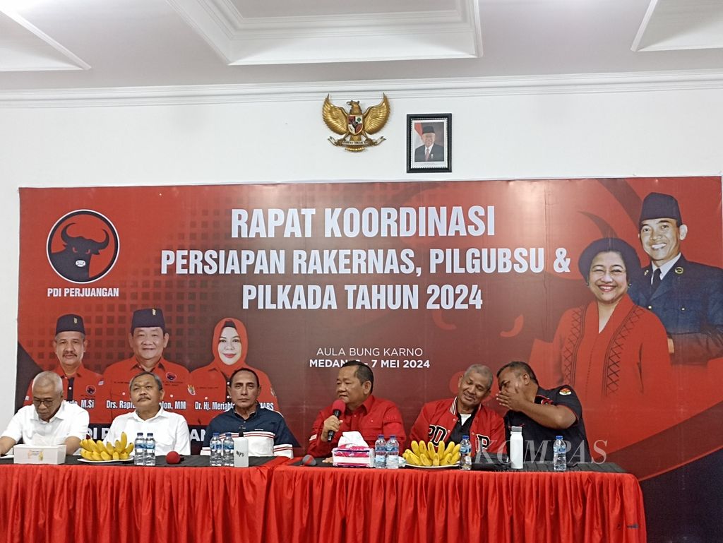 Edy Rahmayadi (ketiga dari kiri) menghadiri penyerahan berkas pendaftaran sebagai calon gubernur Sumatera Utara kepada Ketua DPD PDI-P Sumut Rapidin Simbolon (ketiga dari kanan) di Medan, Sumut, Senin (6/5/2024).