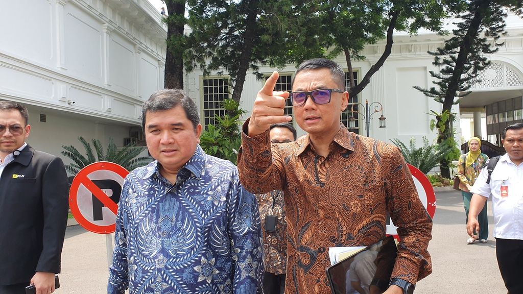 Direktur PT PLN Darmawan Prasodjo (kanan), Direktur Utama Mind ID Hendi Prio Santoso (batik biru), dan Direktur Utama PT Inalum Danny Praditya (tidak tampak dalam gambar) selesai mengikuti rapat tertutup yang dipimpin Presiden Joko Widodo di Istana Merdeka, Jakarta, Senin (5/2/2024).