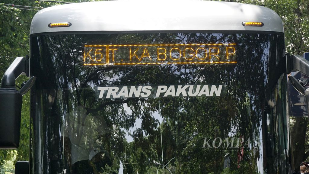Papan lampu LED yang menunjukkan rute perjalanan armada Bus Kita Trans Pakuan saat mulai pengoperasian dan melintas Jalan Sudirman, Kota Bogor, Jawa Barat, Selasa (2/11/2021). 