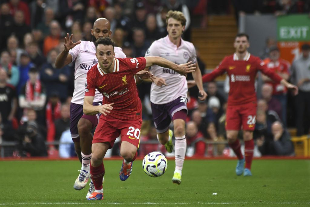 Pemain Liverpool, Diogo Jota (tengah), menggiring bola saat melawan Brentford pada laga Liga Inggris di Stadion Anfield, Liverpool, Minggu (25/8/2024). Liverpool menang 2-0 pada laga itu.