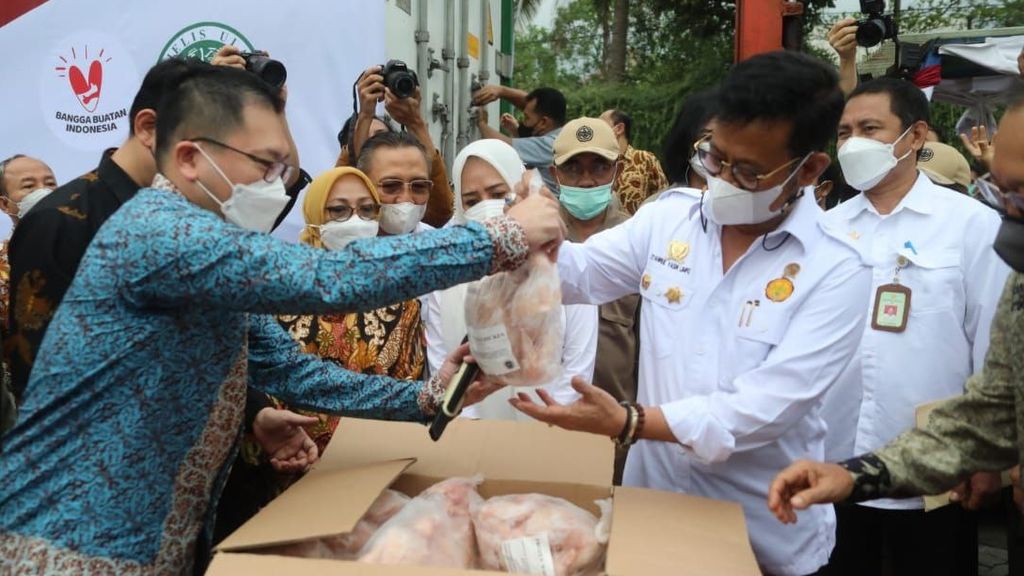 Menteri Pertanian Syahrul Yasin Limpo (kanan) mengangkat ayam karkas beku yang hendak diekspor ke Singapura, di kantor pusat PT Charoen Pokphand Indonesia, Tbk, di Jakarta, Rabu (13/7/2022). Sebanyak 50 ton ayam beku diekspor oleh Charoen Pokphand ke Singapura dan secara bertahap akan mencapai 1.000 ton pada akhir 2022.