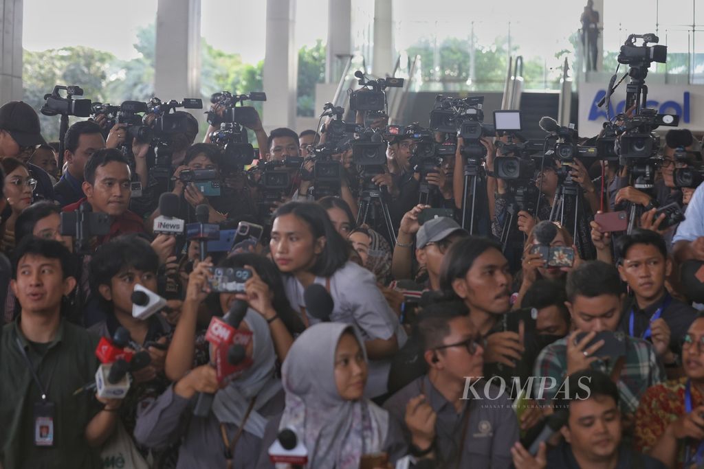 Wartawan bersiap melakukan <i>doorstop</i> di Ecovention Hall, Ancol, Jakarta, Selasa (20/2/2024). Presiden Joko Widodo menghadiri puncak peringatan Hari Pers Nasional  2024. 