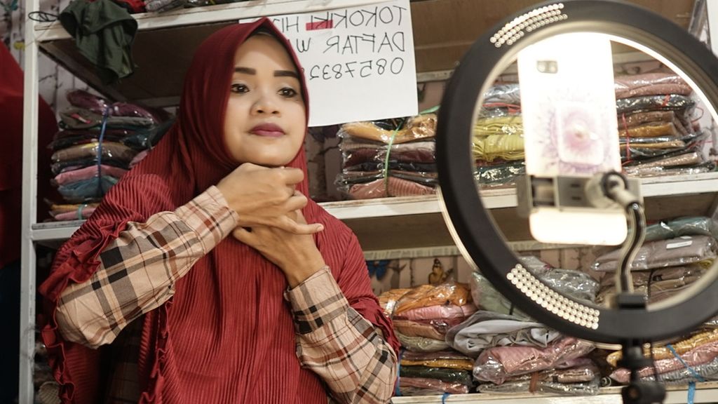 Kiki Wulandari (32) menawarkan jilbabnya melalui lokapasar di rumahnya di Kabupaten Banyuasin, Sumatera Selatan, Sabtu (27/11/2021). Sejak masa pandemi, penggunaan platform digital meningkat.