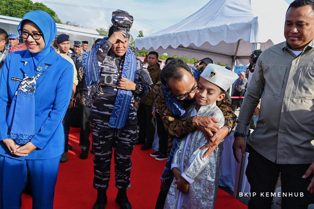 Menteri Perhubungan Budi Karya Sumadi memeluk seorang anak saat menghadiri puncak perayaan Hari Nusantara di Kota Tidore Kepulauan, Maluku Utara, Rabu (13/12/2023). 