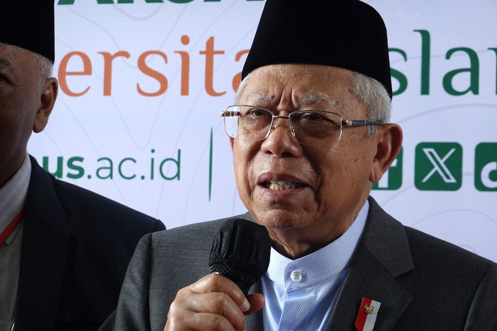 Wakil Presiden Ma’ruf Amin memberikan keterangan pers seusai memberikan orasi ilmiah dalam sidang Senat Terbuka Universitas Islam Nusantara (Uninus) dalam rangka Wisuda Ke-67 dan Milad Ke-64 di Kota Bandung, Jawa Barat, Kamis (16/11/2023). 