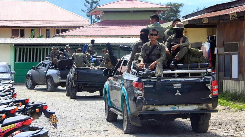 Using a pickup truck, Brimob personnel headed to Nduga, the place where 31 construction workers were shot dead by KKB from Wamena, Papua, Tuesday (4/12/2018).