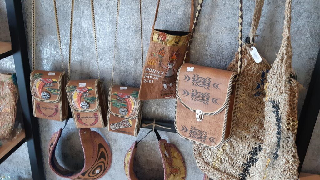 Aneka produk kerajinan tangan dari hasil hutan nonkayu Papua. Misalnya tas noken yang terbuat dari serat kulit kayu dan daun anggrek.