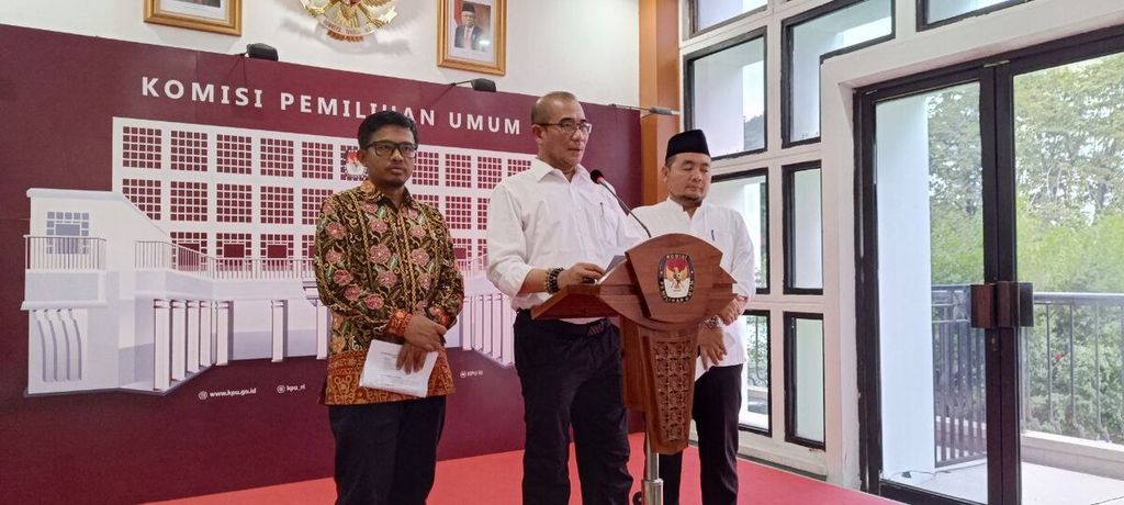 Ketua KPU Hasyim Asy'ari (tengah) didampingi anggota, KPU Idham Holik (kiri) dan M Afifuddin, memberikan keterangan kepada wartawan terkait putusan Mahkamah Konstitusi tentang sistem pemilu di KPU, Kamis (15/6/2023).