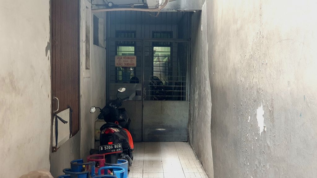 Kondisi lokasi kasus dugaan bunuh diri oleh JHJ (25) di indekos di Jalan Tanjung Duren IV, Tanjung Duren, Jakarta Barat. JHJ diduga bunuh diri dari lantai empat pada Kamis (4/5/2023) sekitar pukul 05.00.