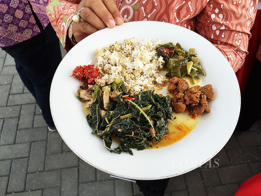 Nasi tiwul, sayur desa, tongseng sapi.