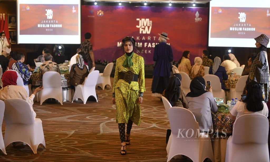 Sejumlah kreasi busana ditampilkan saat <i>kick off</i> Jakarta Muslim Fashion Week 2023 di Kementerian Perdagangan, Jakarta, Rabu (12/10/2022). 