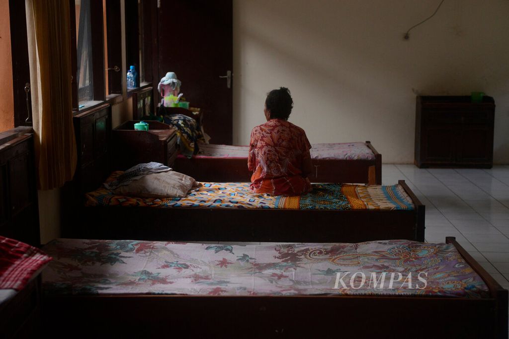 Salah satu penghuni panti wreda yang duduk di antara deretan tempat tidur di Panti Wreda Harapan Bunda, Kota Semarang, Jawa Tengah, Senin (14/2/2022). Kehadiran mereka di sana karena banyak fakor dari keluarga, ekonomi hingga akses kesehatan yang layak.