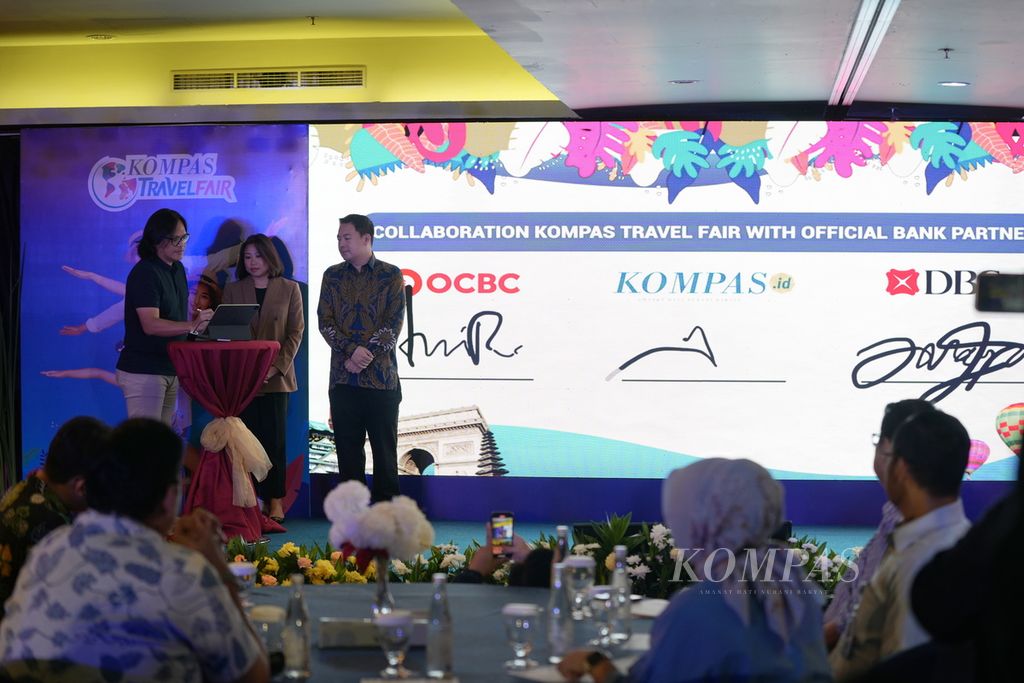 Wakil Direktur Bisnis Harian <i>Kompas </i>Novi Eastiyanto, Head Digital Credit Card and Loan Product PT Bank DBS Indonesia Marysa Iskandar, dan Executive Director, Marketing and Lifestyle Business PT Bank OCBC Indonesia Amir Widjaya (dari kiri ke kanan) bergantian menorehkan tanda tangan dalam peluncuran Kompas Travel Fair di Novotel Jakarta Gajah Mada, Jakarta, Jumat (5/7/2024). 