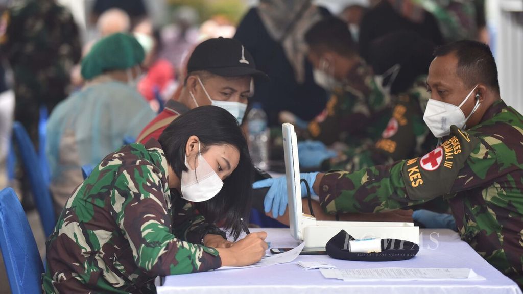 Petugas memeriksa tekanan darah purnawirawan TNI AL yang mengikuti vaksinasi Covid-19 di Graha Jala Bhakti, Cilandak, Jakarta Selatan, Kamis (18/3/2021). Kegiatan yang dikomandoi oleh Persatuan Purnawirawan TNI AL (PPAL) tersebut menjadi bagian dari upaya mendukung program pemerintah pada percepatan vaksinasi Covid-19. 
