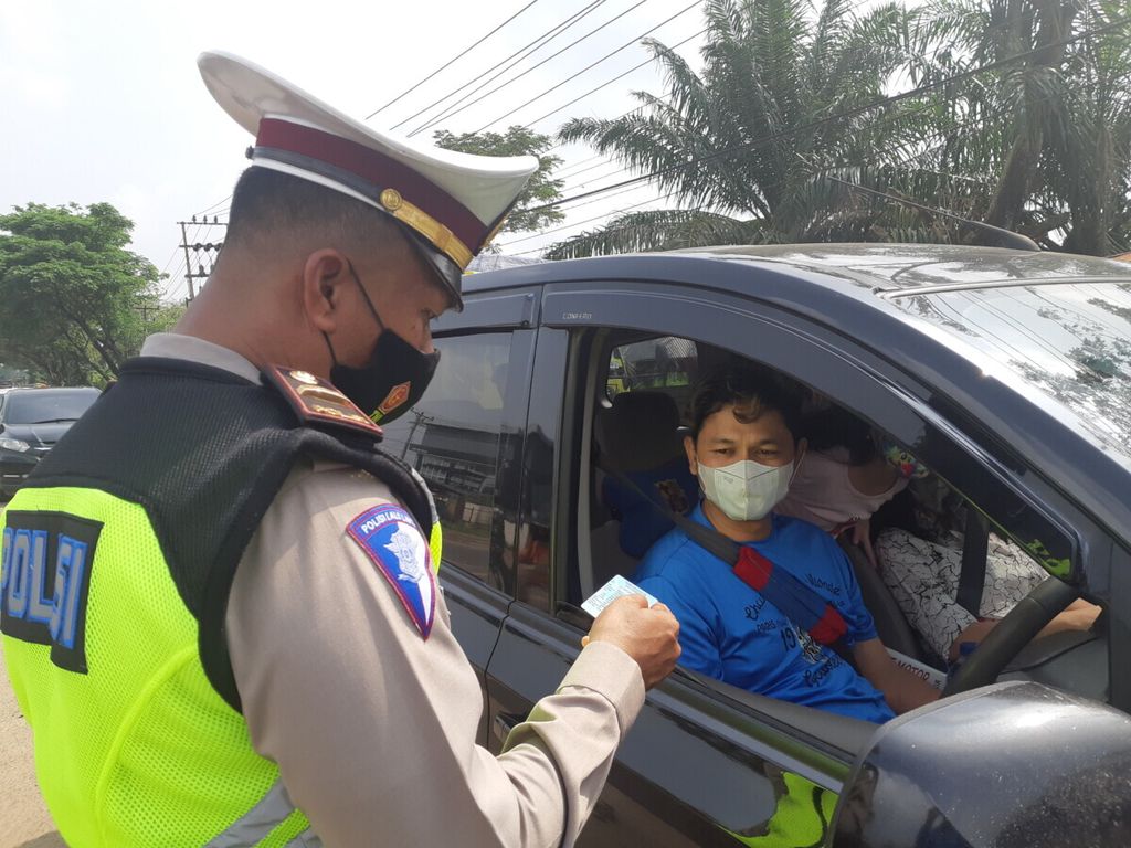 Polisi melakukan pemeriksaan kendaraan di pos sekat kawasan simpang Bandara Sultan Mahmud Badaruddin II, Palembang, Sumatera Selatan, Kamis (6/5/2021). Hal ini dilakukan untuk membatasi mobilitas masyarakat jelang Idul Fitri.