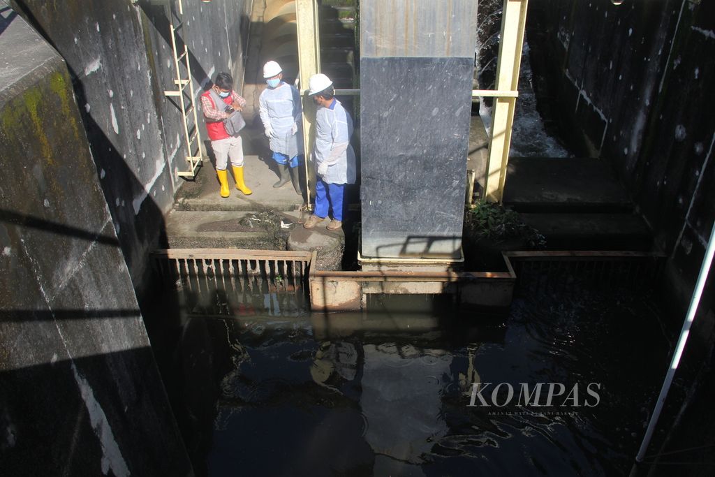 Petugas bersiap mengambil alat <i>passive sampler</i> yang berisi sampel air limbah di kompleks Instalasi Pengolahan Air Limbah (IPAL) Sewon, Kabupaten Bantul, Daerah Istimewa Yogyakarta, Rabu (6/4/2022). 