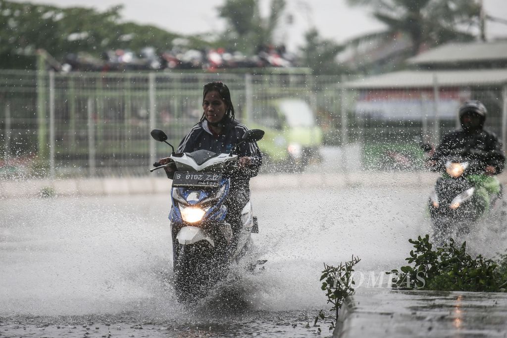 Hujan deras mengguyur kawasan Ciganjur, Jakarta Selatan, Selasa (11/8/2020). BMKG memprediksi dalam tiga hari ke depan, wilayah Jabodetabek dan sejumlah wilayah di Indonesia akan mengalami cuaca ekstrem. Cuaca ekstrem yang dimaksud bervariasi mulai berawan hingga hujan lebat disertai petir.