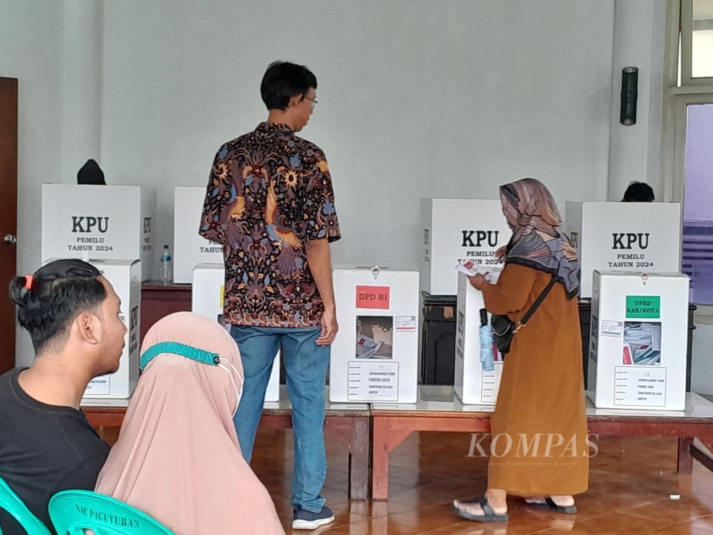 Suasana pemungutan suara di TPS 039 Kelurahan Jurangmangu Timur, Pondok Aren, Tangerang Selatan, Banten, yang berakhir Rabu (14/2/2024).
