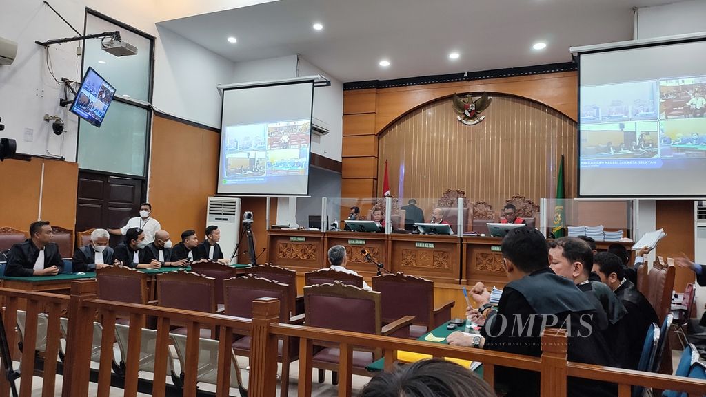 Terdakwa kasus perintangan penyidikan atas tewasnya Nofriansyah Yosua Hutabarat, Hendra Kurniawan, dalam sidang dengan agenda pemeriksaan saksi yang dilangsungkan di Pengadilan Negeri Jakarta Selatan, Kamis (8/12/2022). 