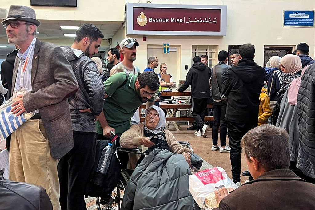 Warga yang mengungsi dari Jalur Gaza menunggu di perbatasan Rafah, Minggu (3/12/2023). 