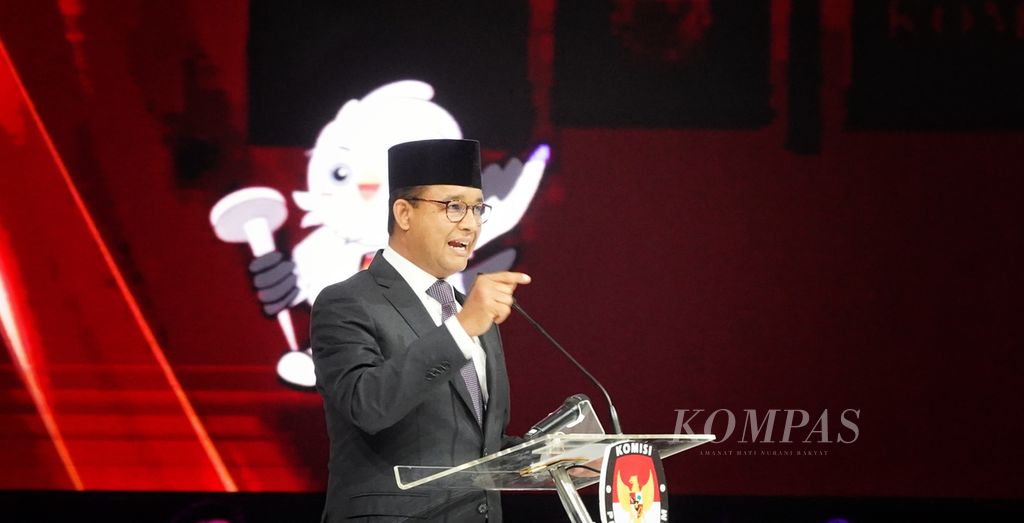Ekspresi calon presiden, Anies Baswedan, saat di atas panggung Debat Putaran Kelima Calon Presiden Pemilu 2024 di Jakarta Convention Center, Jakarta, Minggu (4/2/2024).