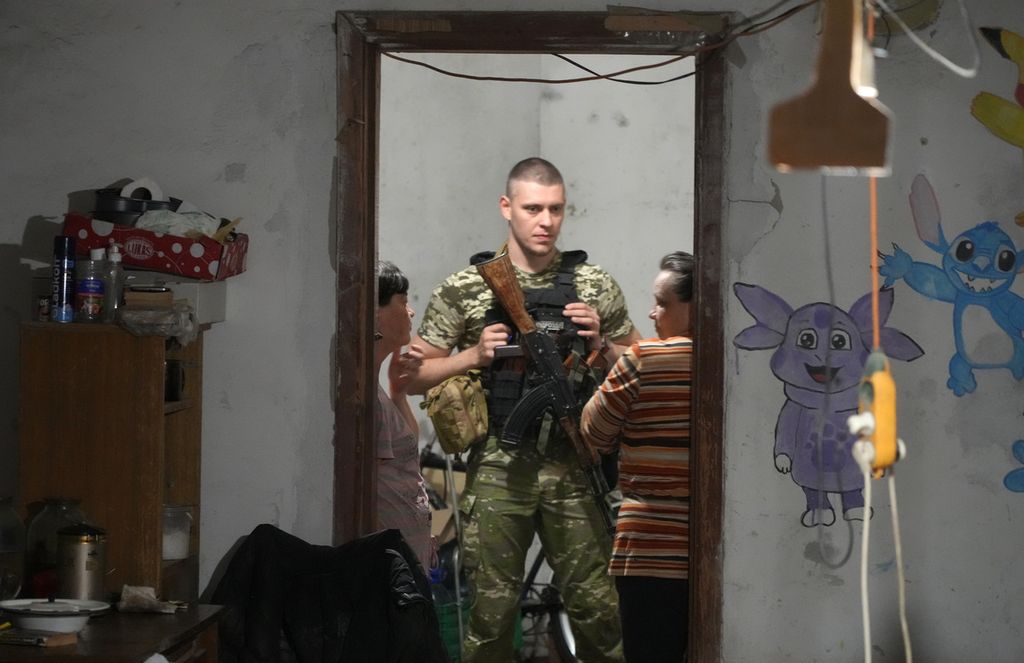 Seorang tentara Ukraina berbicara dengan beberapa perempuan yang berlindung di ruang bawah tanah saat berlangsung gempuran Rusia di Lysychansk, wilayah Luhansk, Ukraina timur, Kamis (16/6/2022). 