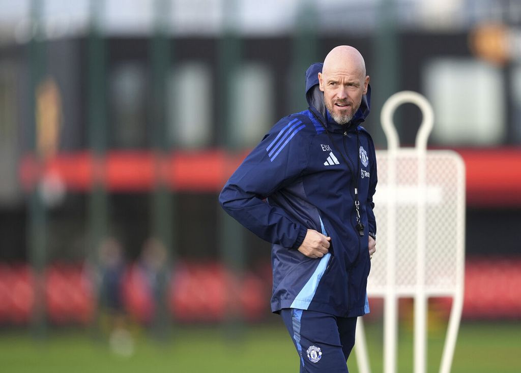 Manajer Manchester United Erik ten Hag saat memimpin sesi latihan di pusat latihan Carrington, Manchester, 23 Oktober 2024. Ten Hag menghadapi laga hidup mati saat MU tandang ke markas West Ham United di London pada laga Liga Inggris, Minggu (27/10/2024). 