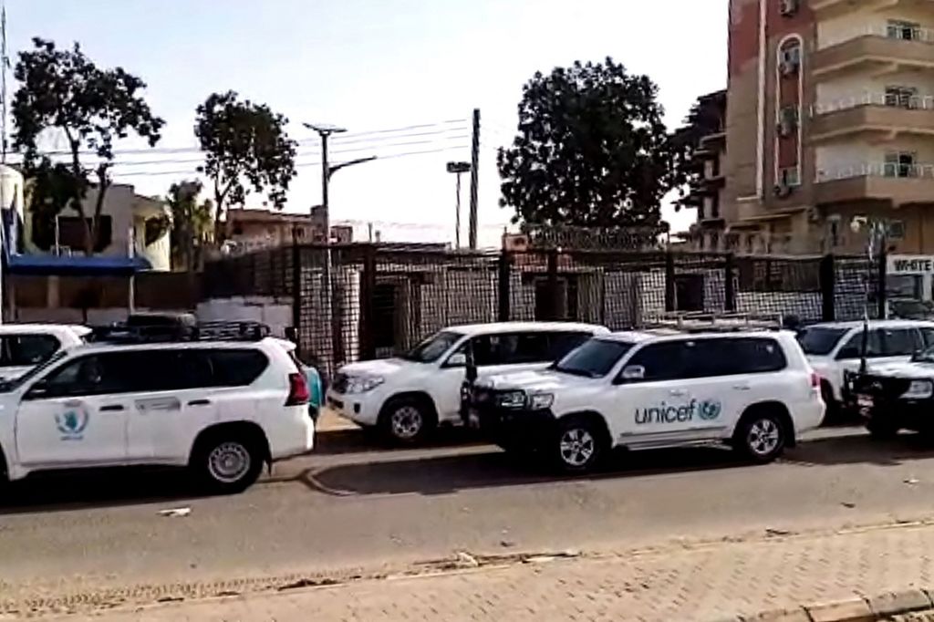 Tangkapan layar dari video yang disiarkan AFPTV menunjukkan iringan kendaraan Perserikatan Bangsa-bangsa meninggalkan Khartoum menuju Pelabuhan Sudan pada Minggu (23/4/2023). 