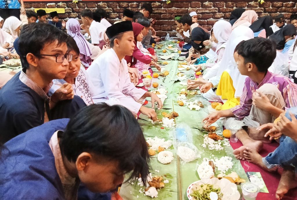 Around 400 orphans and 200 children with disabilities break their fast together at the Dhanagun Temple, Bogor City, West Java, Thursday-Saturday (13-15/4/2023).