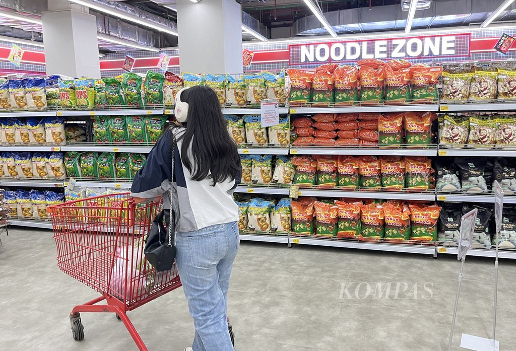Rak berisi beras premium berbagai merek dan ukuran di salah satu supermarket ritel di kawasan Kebayoran Lama, Jakarta Selatan, Minggu (11/2/2024). Supermarket ritel mulai membatasi penjualan beras premium di pasaran. 