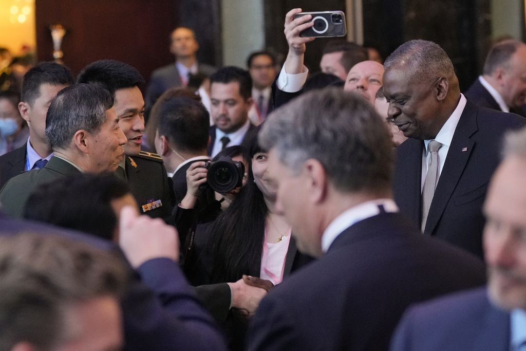 Menteri Pertahanan AS Lloyd Austin (kanan) berjabat tangan dengan Menteri Pertahanan China Li Shangfu (kiri) dalam santap malam acara International Institute for Strategic Studies (IISS) Shangri-La Dialogue Ke-20 di Singapura, 2 Juni 2023. 