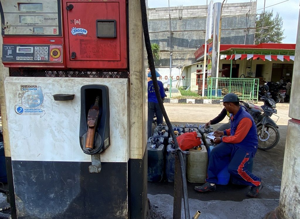 Aktivitas pengisian bahan bakar minyak jenis solar subsidi untuk kepal perikanan berukuran 30 gros ton di Stasiun Pengisian Bahan Bakar Nelayan Tegalsari, Kecamatan Tegal Barat, Kota Tegal, Jawa Tengah, Rabu (3/11/2021). 