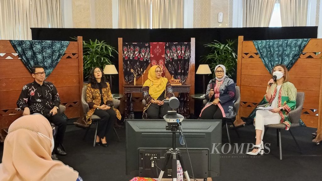 Pemerintah Provinsi DKI Jakarta kembali menggelar Ibu Ibu Kota Award 2022. Dalam konferensi pers, Jumat (19/8/2022), istri Gubernur DKI Jakarta Fery Farhati (kedua dari kanan) menyampaikan, agenda tahun ini tidak bertujuan mendapatkan sosok-sosok ibu pemenang dan memberikan penghargaan. 