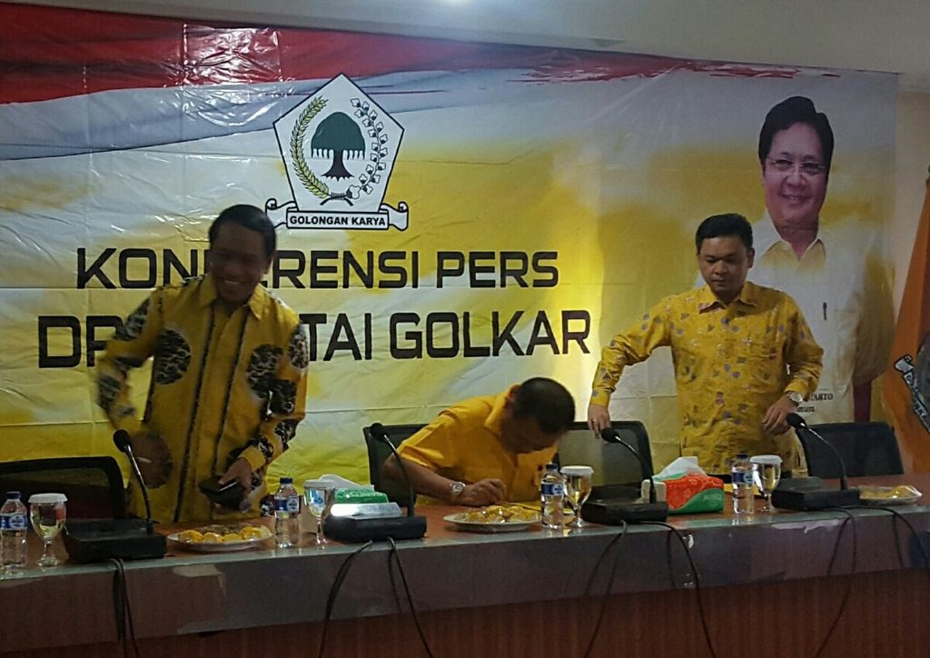 (Dari kiri ke kanan) Ketua Badan Pemenangan Pemilu Golkar Zainudin Amali, Sekjen Golkar Lodewijk F Paulus, dan Ketua DPP Golkar TB Ace Hasan Syadzily di Jakarta, 6 Februari 2018.