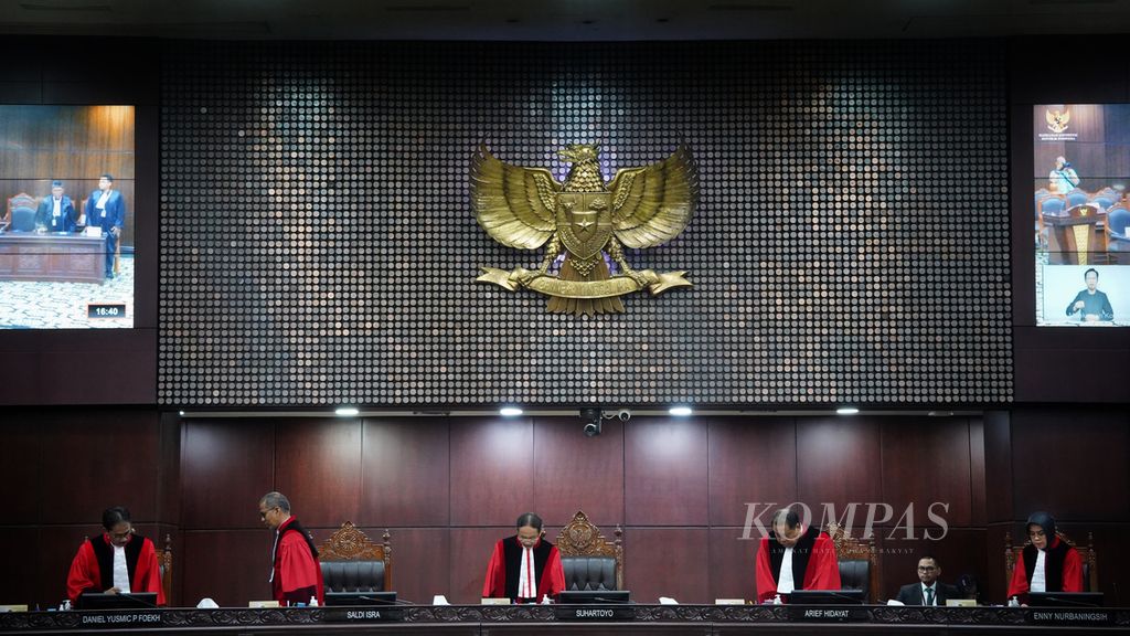 Para hakim konstitusi berdiri dan bersiap meninggalkan ruangan sidang seusai menggelar sejumlah agenda sidang putusan di Mahkamah Konstitusi, Jakarta, Kamis (29/2/2024).