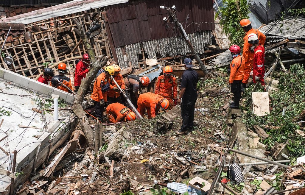 Para petugas BASARNAS mencari korban yang masih tertimbun longsor di gang Barjo, Kebon Kalapa, Kota Bogor, Jawa Barat, Kamis (12/10/2022). Musibah longsor yang terjadi pada Rabu (12/10/2022). 