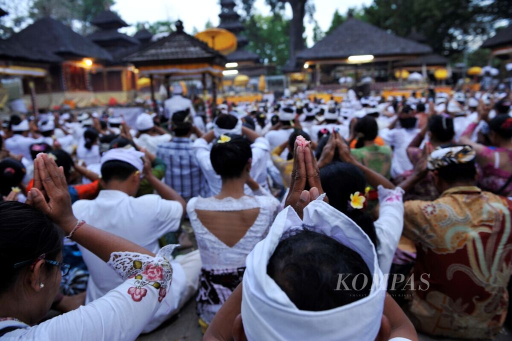 Umat Hindu sembahyang dalam rangkain hari raya Kuningan di Pura Sakenan, Pulau Serangan, Denpasar, Bali, Minggu (7/4). Umat Hindu berbondong-bondong datang ke pura membawa sesaji sebagai persembahan kepada dewa. Foto diambil April 2013.