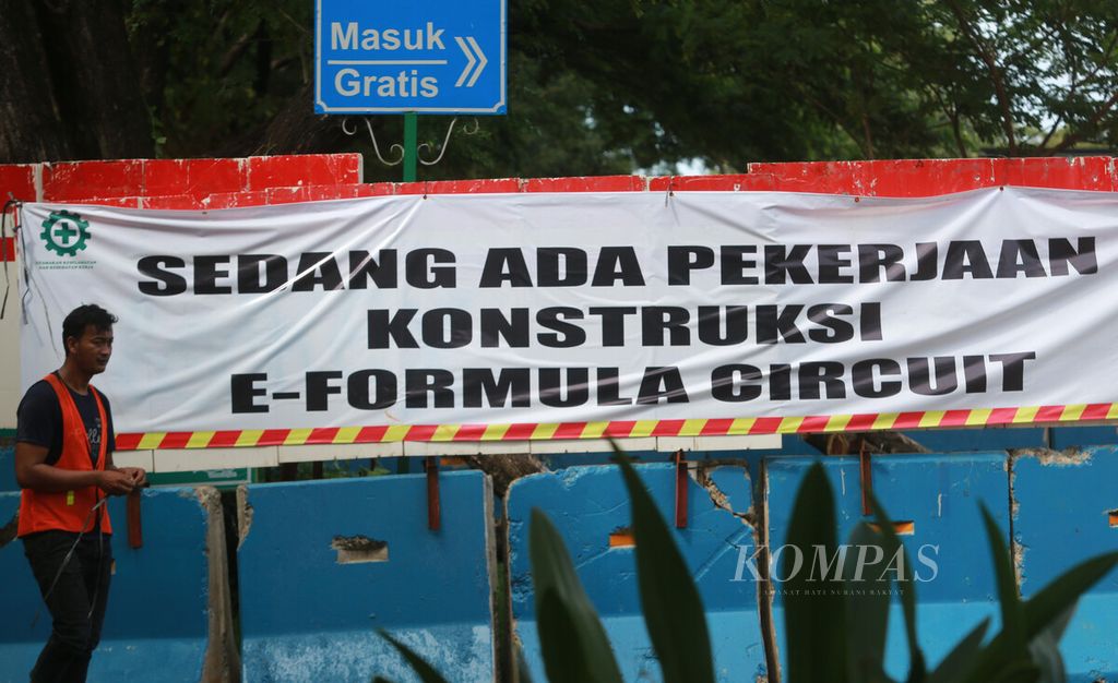 Pengerjaan pembangunan lintasan balap untuk gelaran Formula E di kawasan Ancol, Jakarta Utara, yang telah mencapai 52 persen, Minggu (6/3/2022). 